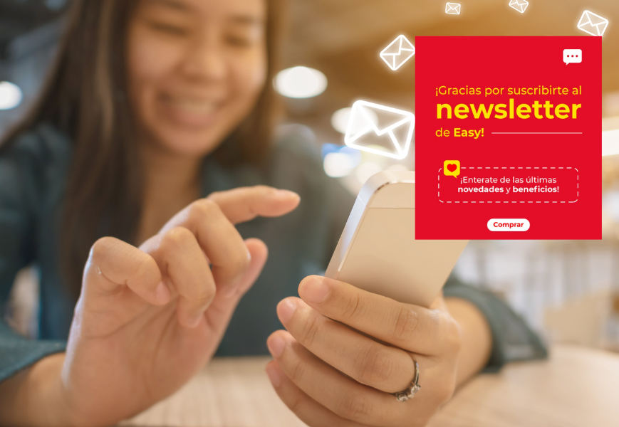 Chica revisando email de bienvenida